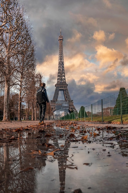 Jonge man die Parijs en de Eiffeltoren in Frankrijk verkent. Prachtig weer.