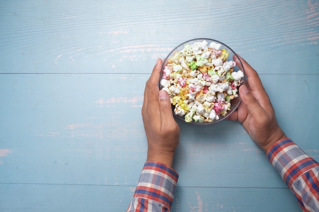 Jonge man die popcorn eet bovenaanzicht