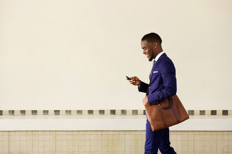 Jonge man die tekstbericht op zijn mobiele telefoon verzendt
