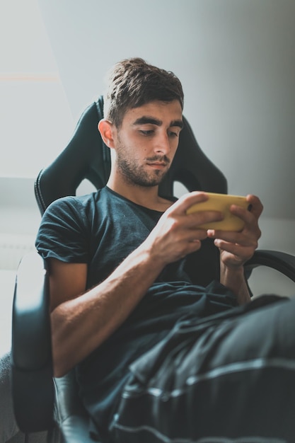 Jonge man die thuis aan het bellen is