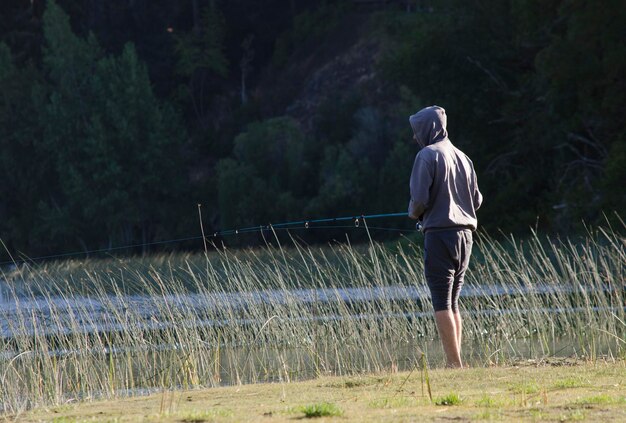 jonge man die vissen in een meer in Patagonië bij Bariloche