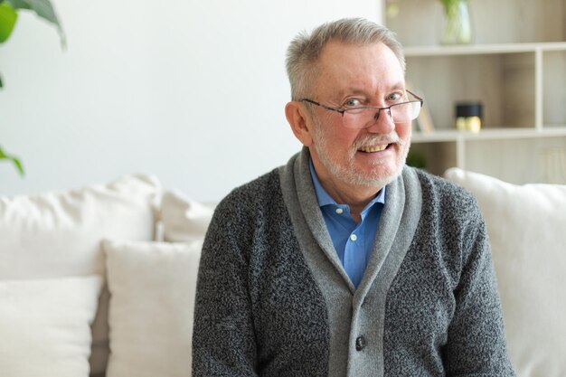 Foto jonge man die wegkijkt terwijl hij thuis op bed zit