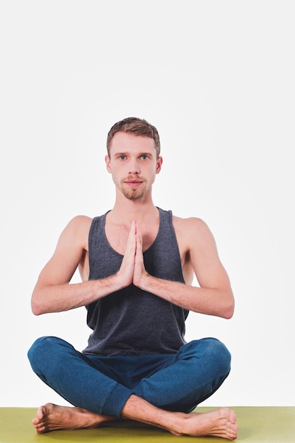 Jonge man die yoga beoefent. yoga. yoga-instructeur