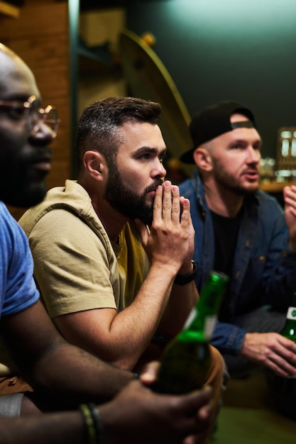 Foto jonge man die zijn handen bij elkaar houdt terwijl hij zijn angst uitdrukt