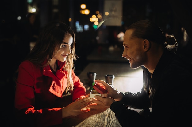 Jonge man doet een voorstel op een romantische date