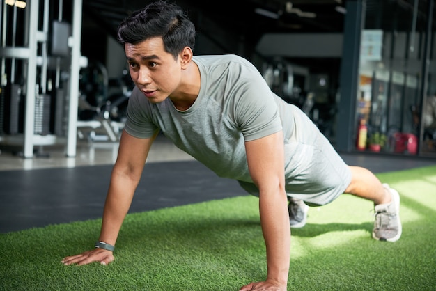 Jonge man doet push-up