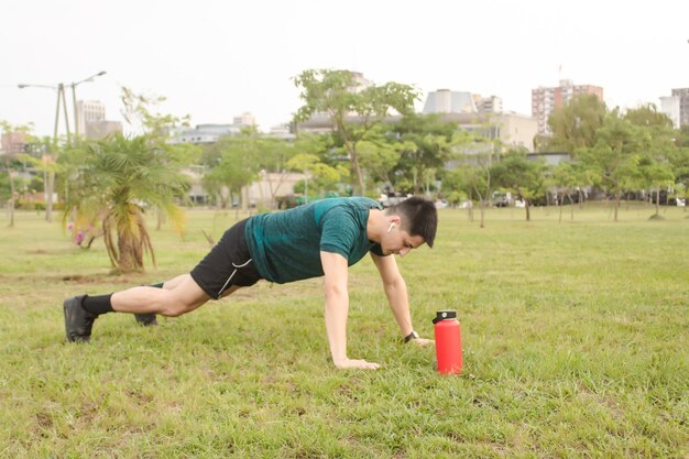 Jonge man doet push-ups op het plein.