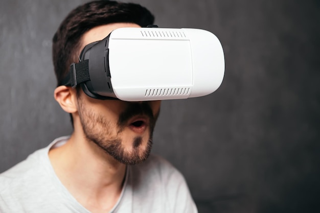 Jonge man draagt een vr-headset en speelt videogames