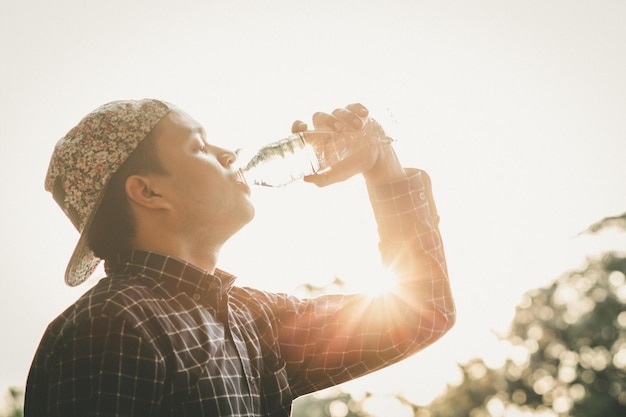 jonge man drinkwater uit de fles