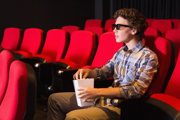 Jonge man een 3D-film kijken