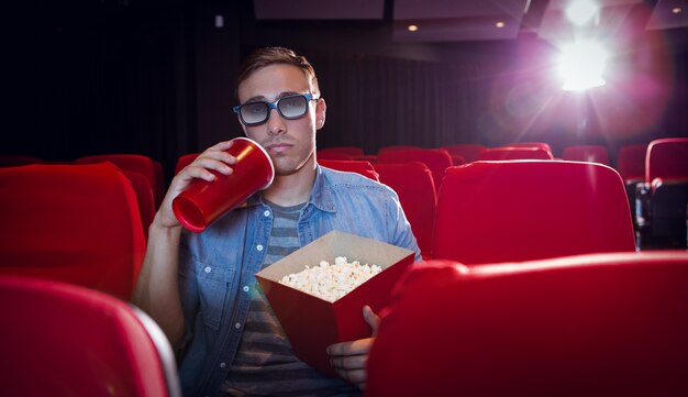 Jonge man een 3D-film kijken