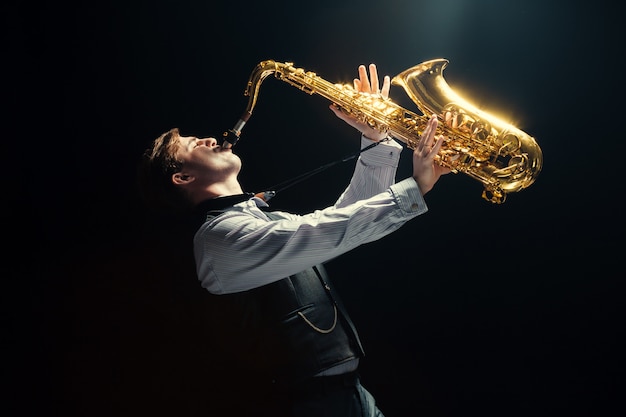 Jonge man een saxofoon spelen