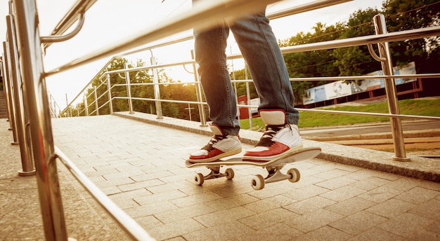 Jonge man een skateboard rijden.