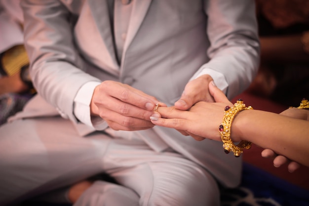 Jonge man een verlovingsring te geven aan zijn vriendin op Valentijnsdag