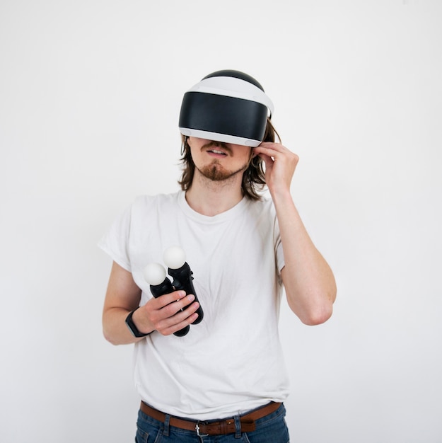 Foto jonge man een virtual reality-spel spelen