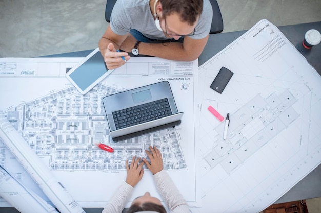 Jonge man en vrouw bespreken een project in het ontwerpbureau