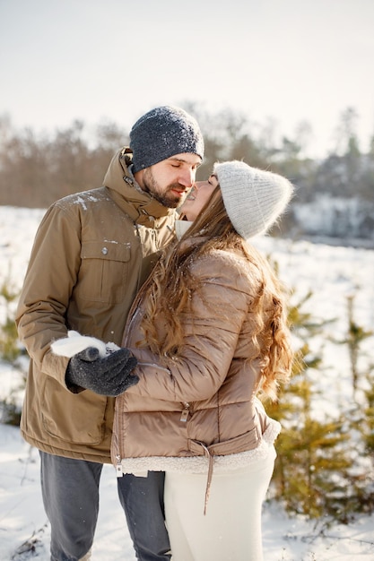 Jonge man en vrouw die samen tijd doorbrengen op de winterdag