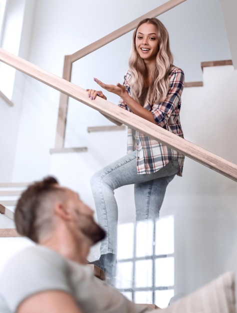 Jonge man en vrouw in hun nieuwe gezellige appartement