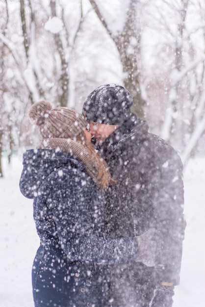 jonge man en vrouw kussen in de winter