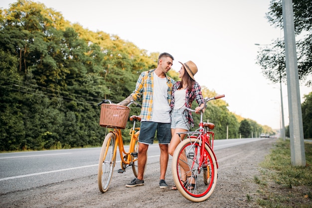 Jonge man en vrouw met retro fietsen