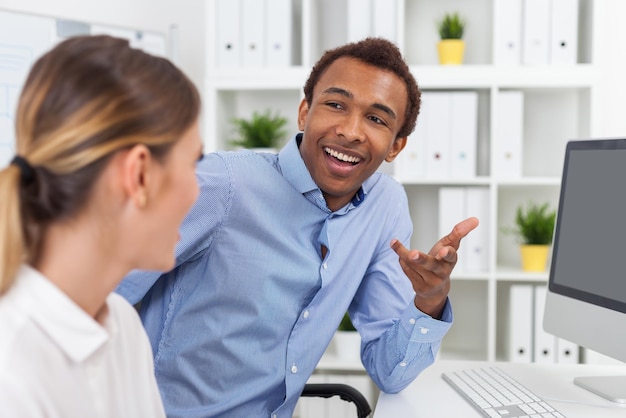 Jonge man en vrouw praten