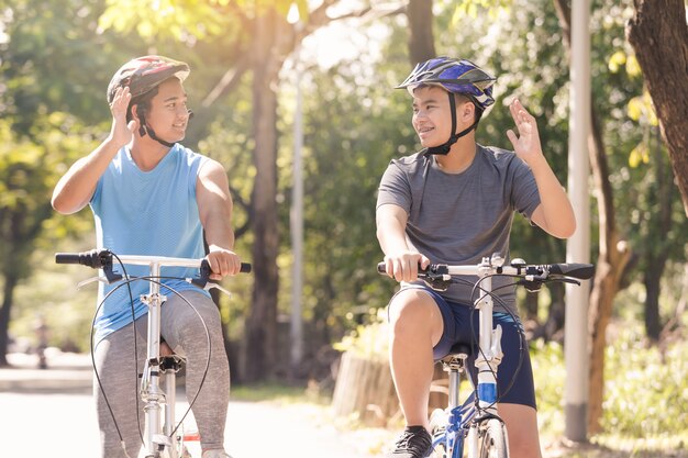 jonge man fiets in het park, man levensstijl concept sport