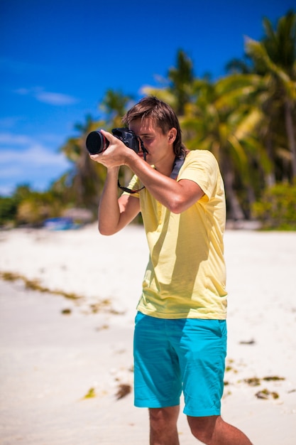 Jonge man fotograferen op een tropisch strand