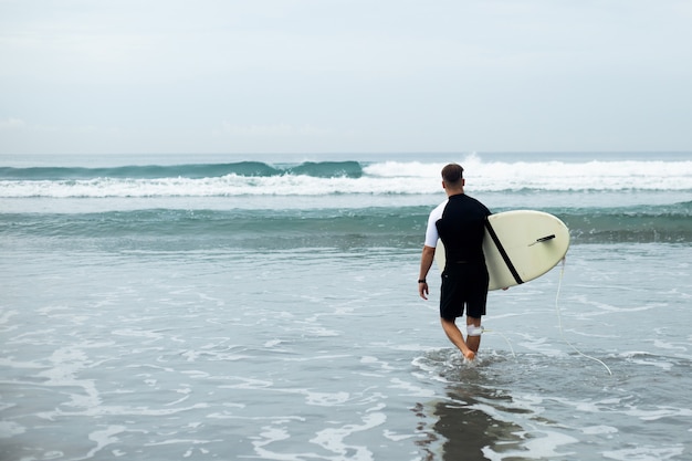 Jonge man gaat surfen