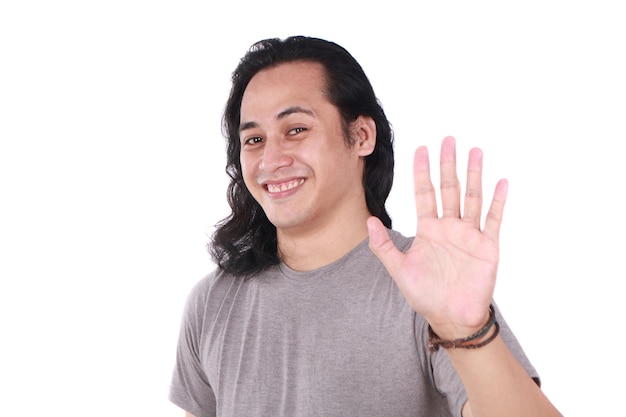 Jonge man geeft een hello- of high-five-gebaar