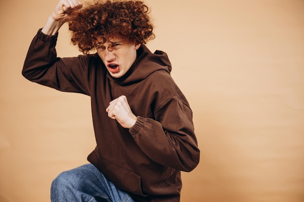 Jonge man geïsoleerd in studio met emoties