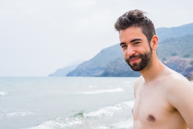 Jonge man gelukkig op het strand