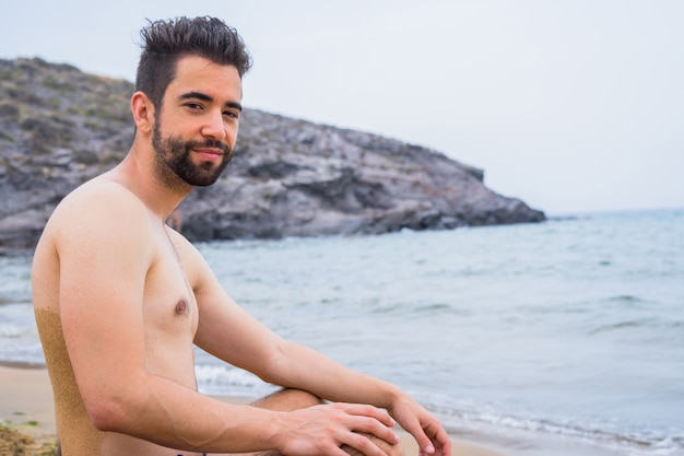 Jonge man gelukkig op het strand