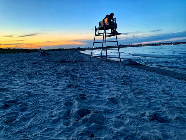 Foto jonge man geniet van het strand in de schemering