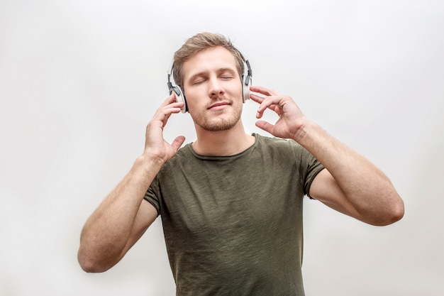 Jonge man genieten van het luisteren naar muziek