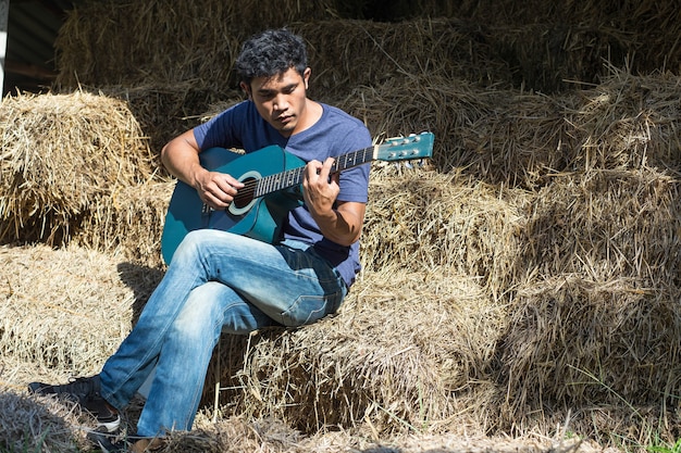 Jonge man gitaar spelen