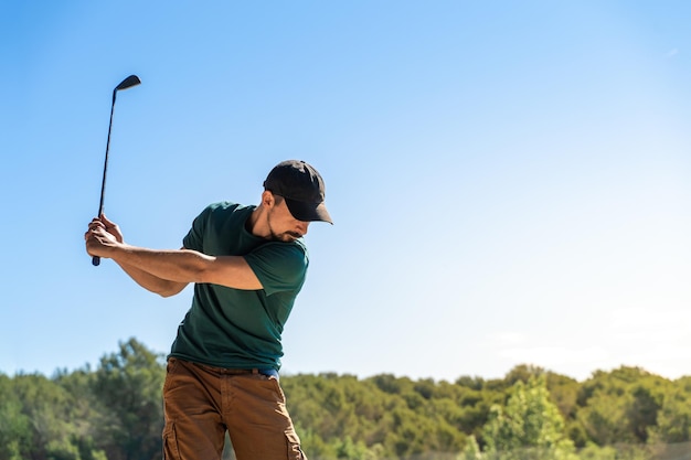 Jonge man golfen in de zomer levensstijl spel gezond en sportief buitenshuis concentratie vaardigheden