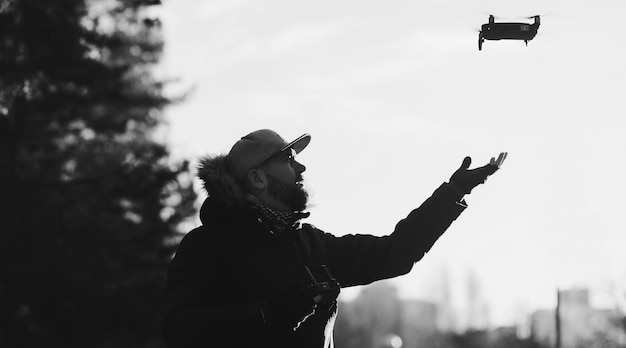 Jonge man houdt een drone vast