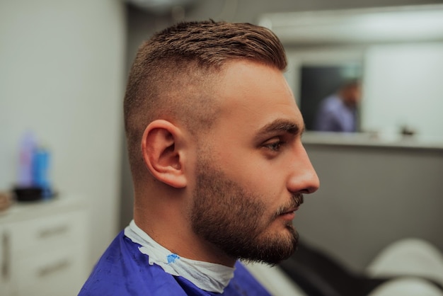 Jonge man in Barbershop Hair Care Service Concept