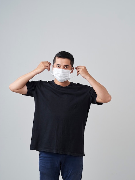 Jonge man in beschermende medische masker.