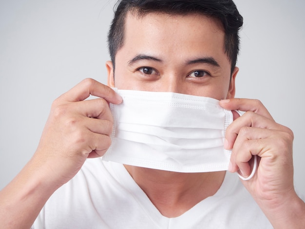 Jonge man in beschermende medische masker.