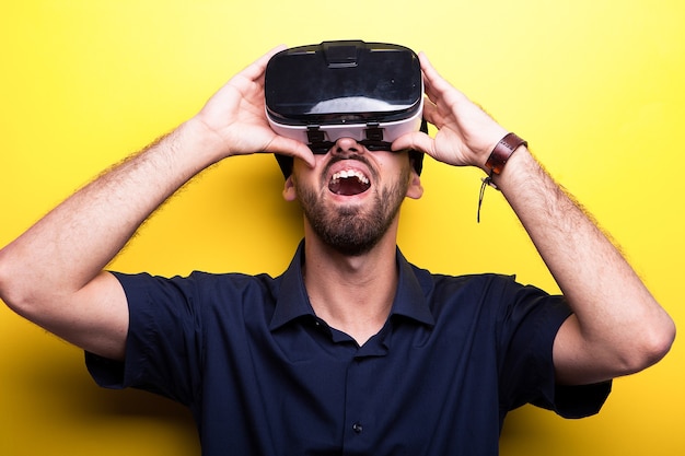 Jonge man in blauw shirt geniet voor het eerst van virtual reality