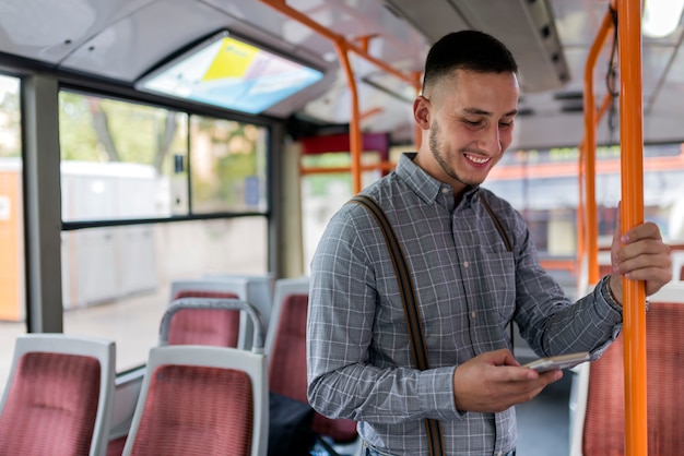 Jonge man in de bus