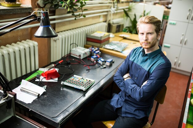 Jonge man in de elektronica werkplaats