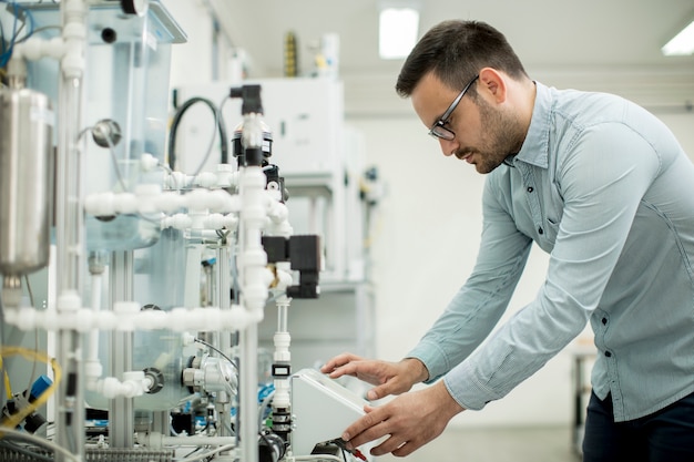 Jonge man in de elektronische werkplaats