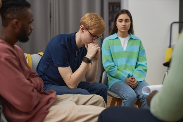 Jonge man in de kring van de steungroep