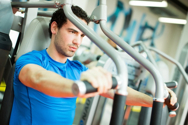 Jonge man in de sportschool