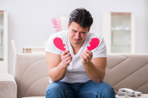 Jonge man in droevig heilige valentijnskaartconcept