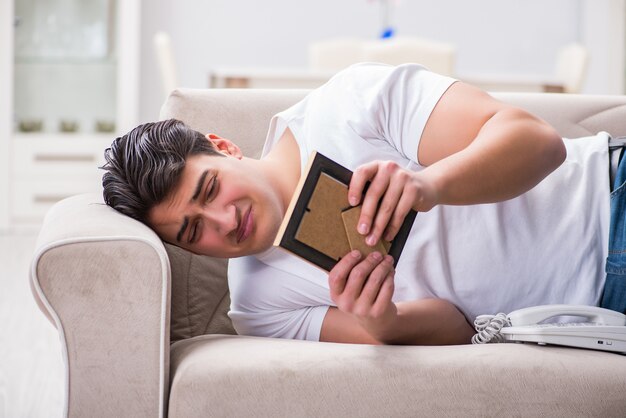 Jonge man in droevig heilige valentijnskaartconcept