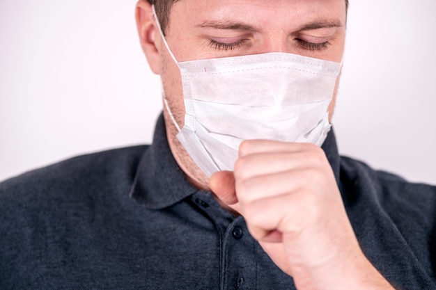 Jonge man in een beschermend masker, pandemisch coronavirus