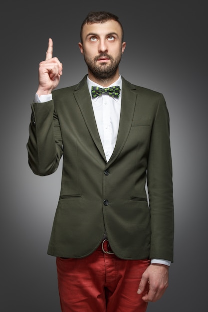 Jonge man in een groen pak, verschijnt